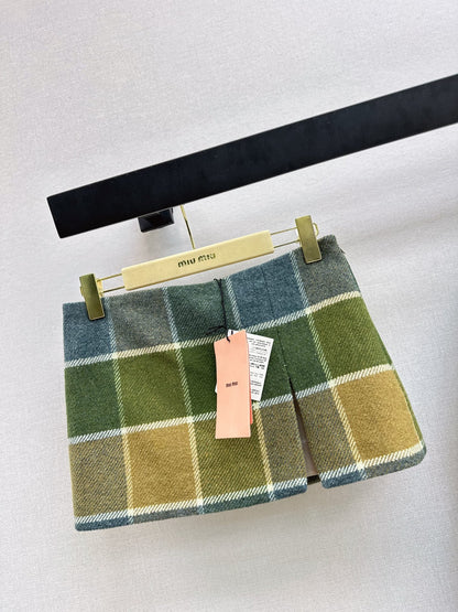 Miu NEW Embroidered short skirt