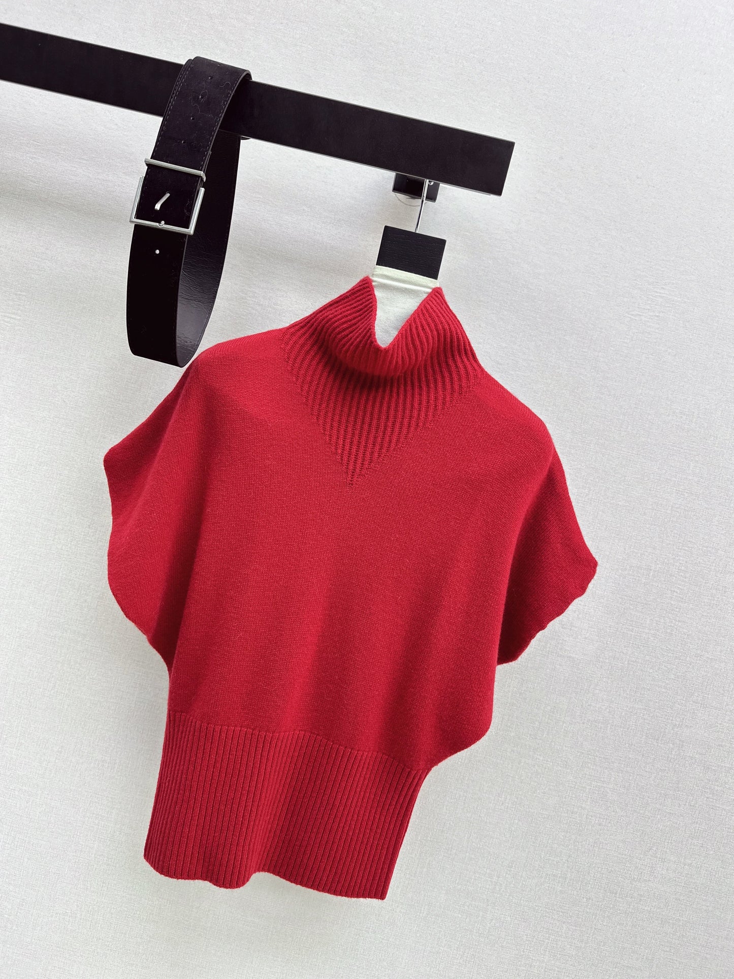 Brun NEW sleeveless sweater with belted