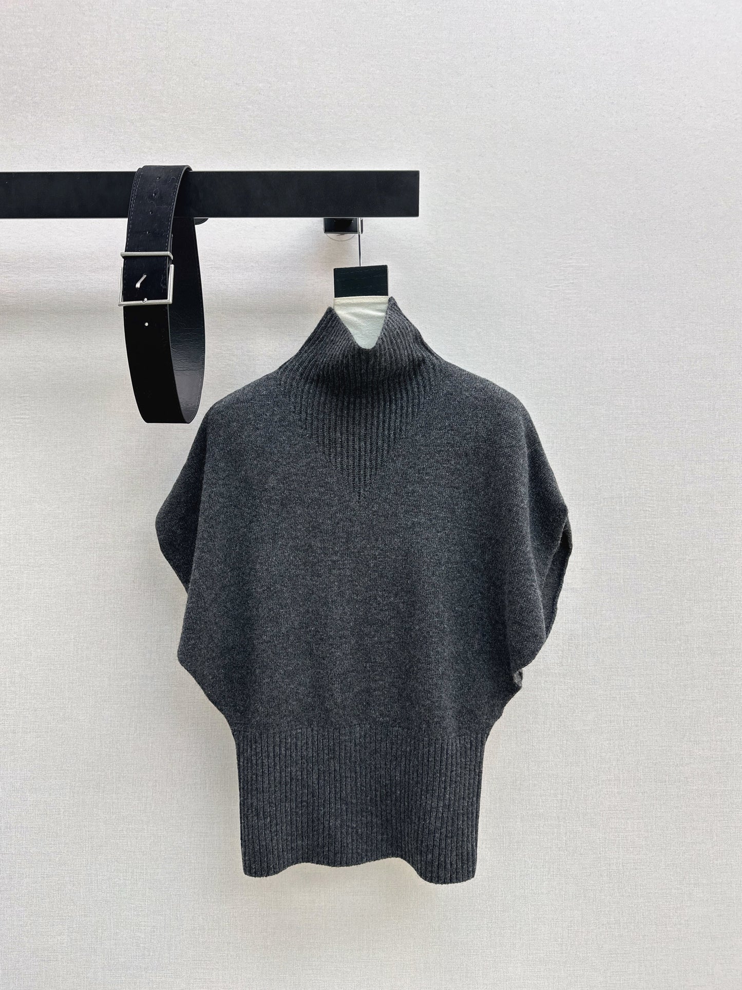 Brun NEW sleeveless sweater with belted