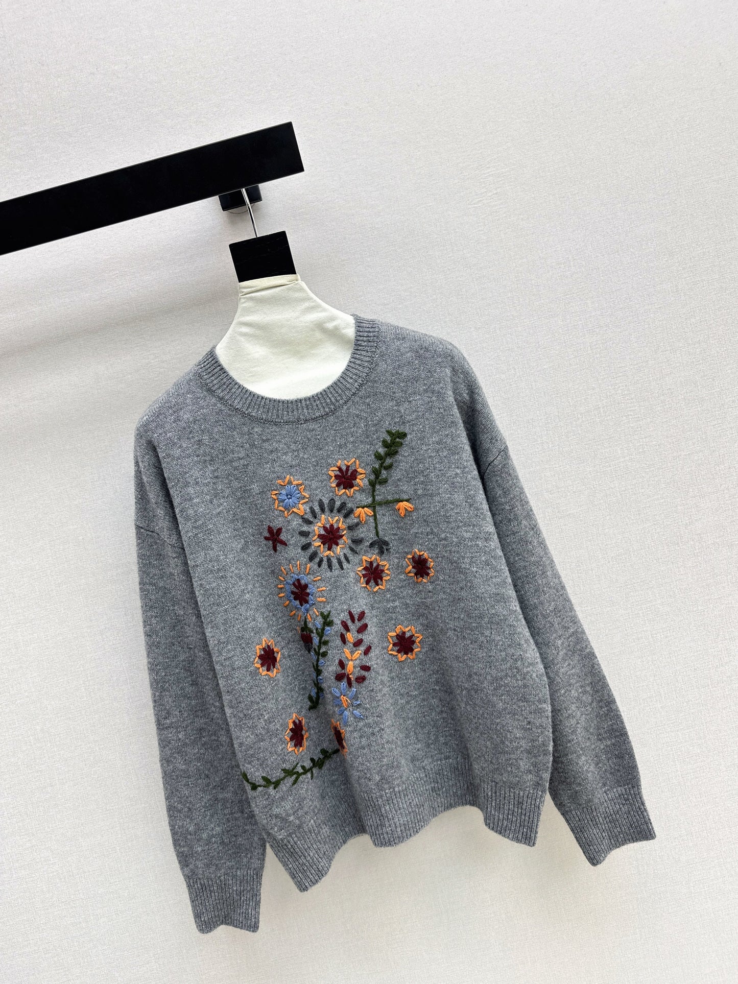 Es NEW embroidered sweater