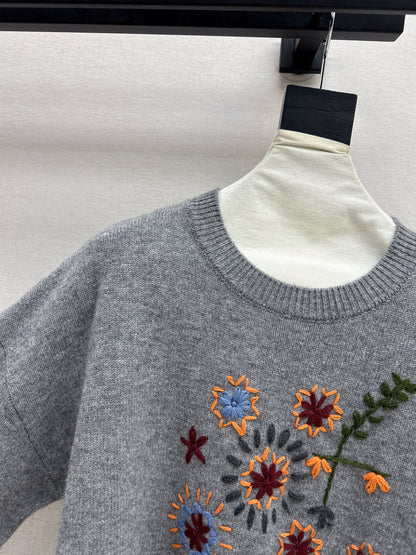Es NEW embroidered sweater