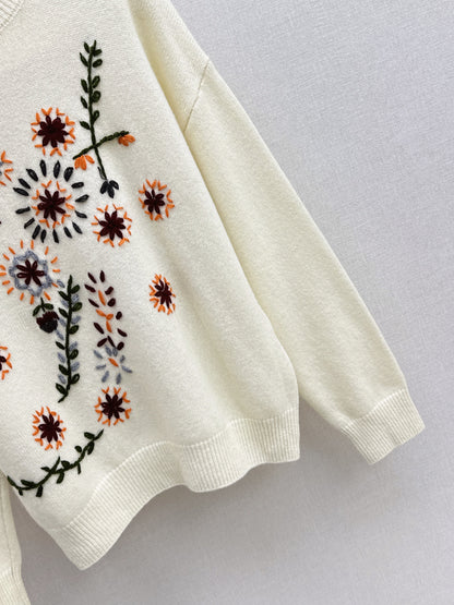 Es NEW embroidered sweater