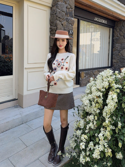 Es NEW embroidered sweater