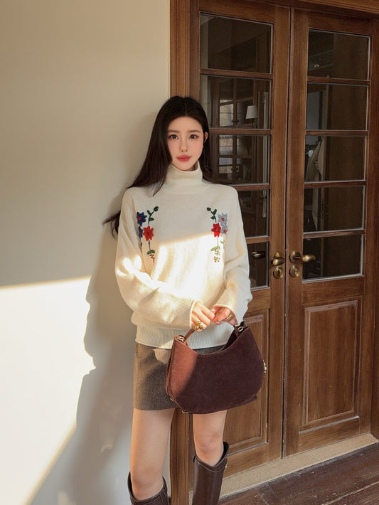 Es NEW embroidered sweater