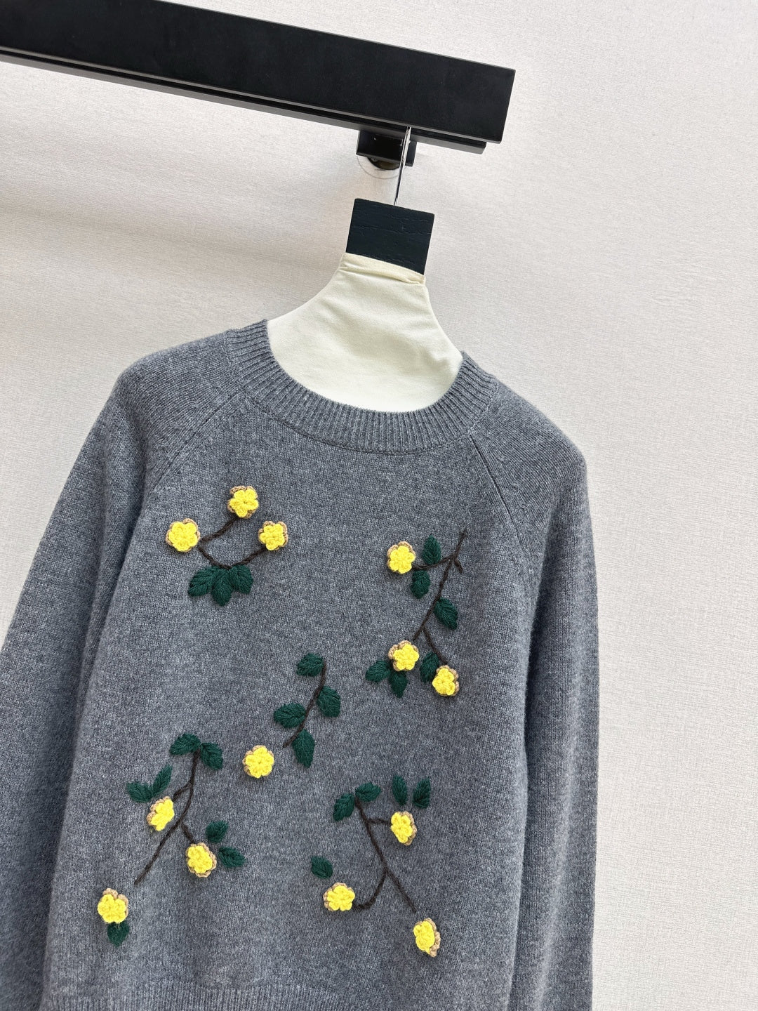 Es NEW embroidered sweater