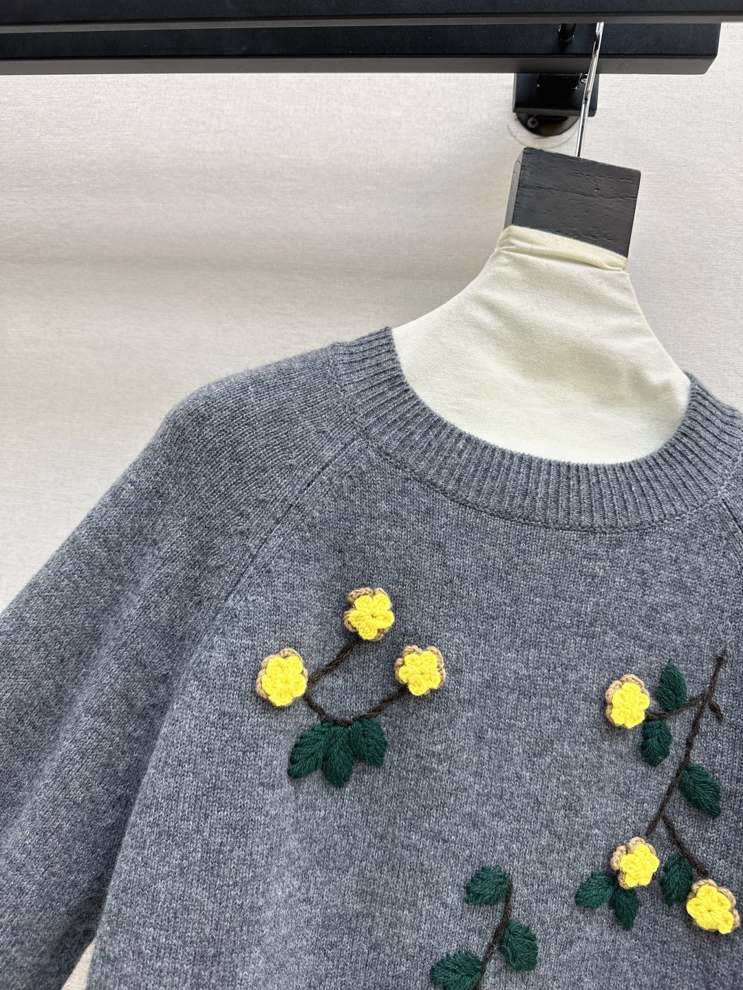 Es NEW embroidered sweater