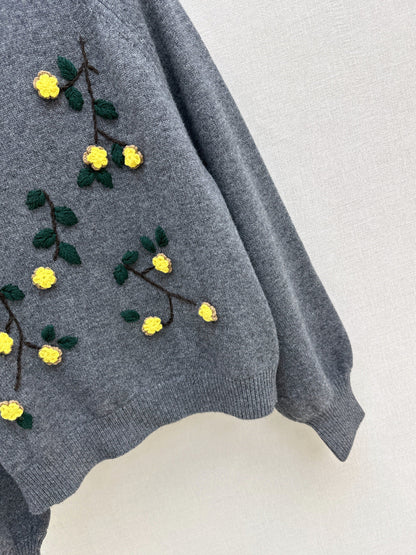 Es NEW embroidered sweater