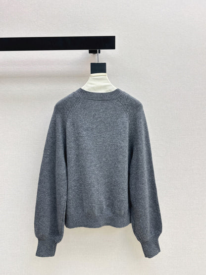 Es NEW embroidered sweater