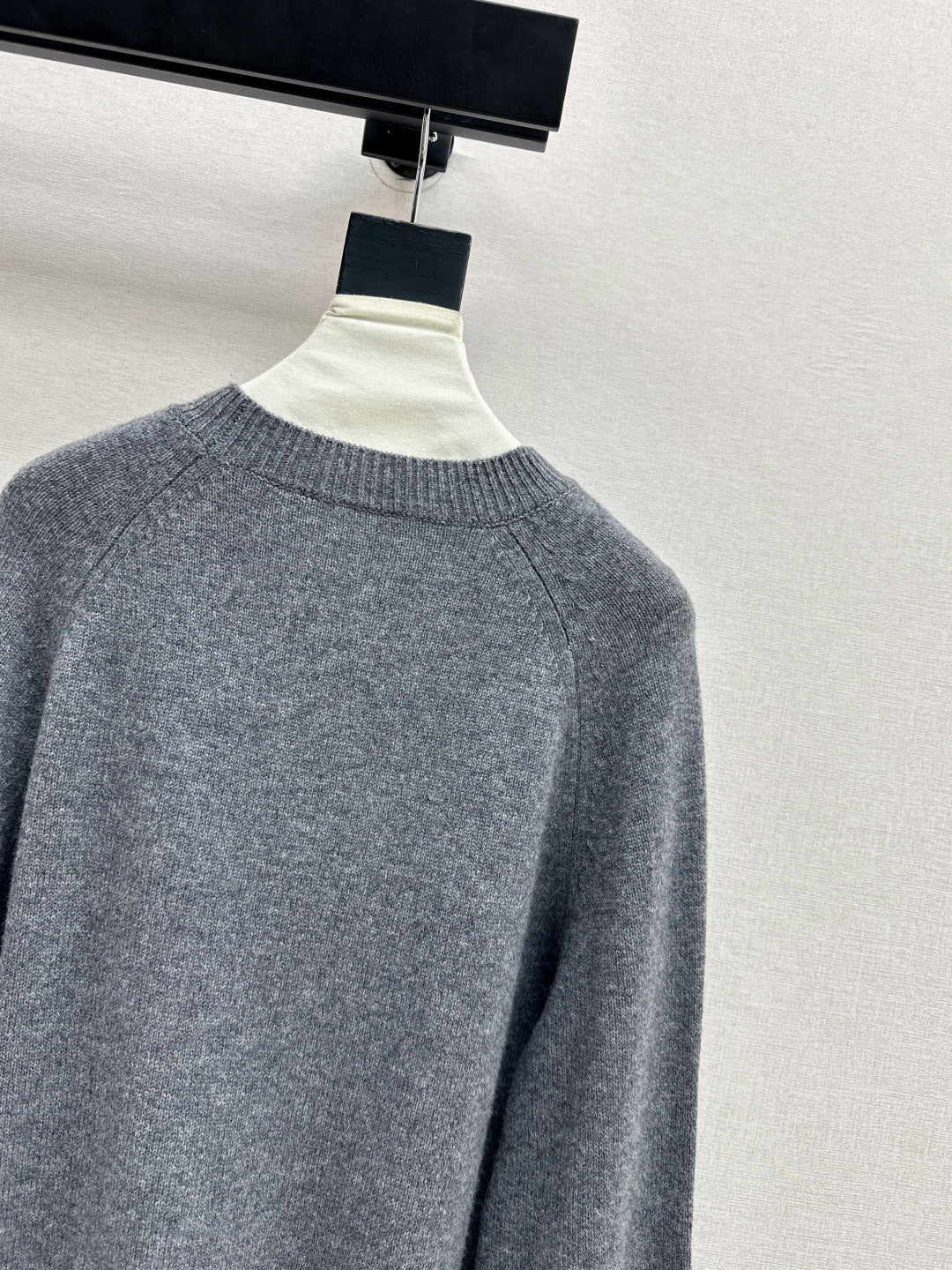 Es NEW embroidered sweater