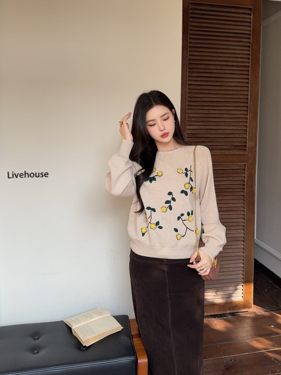 Es NEW embroidered sweater