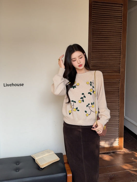 Es NEW embroidered sweater