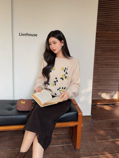 Es NEW embroidered sweater